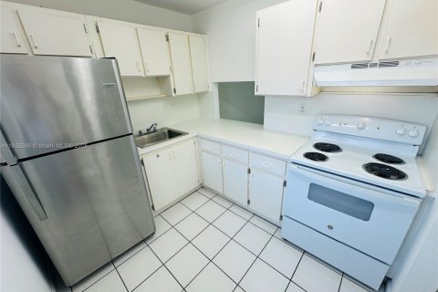 Condo in Miami Gardens, Florida, 1 bedroom  № 1811445 - photo 4