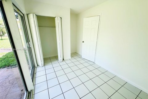 Condo in Miami Gardens, Florida, 1 bedroom  № 1811445 - photo 12