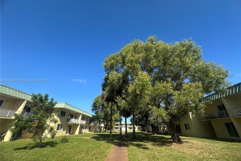 Condo in Miami Gardens, Florida, 1 bedroom  № 1811445 - photo 1