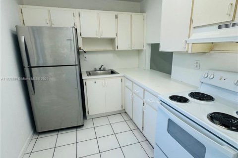 Condo in Miami Gardens, Florida, 1 bedroom  № 1811445 - photo 3