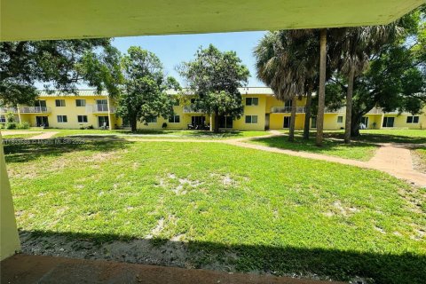 Condo in Miami Gardens, Florida, 1 bedroom  № 1811445 - photo 13