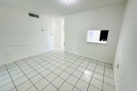 Condo in Miami Gardens, Florida, 1 bedroom  № 1811445 - photo 8