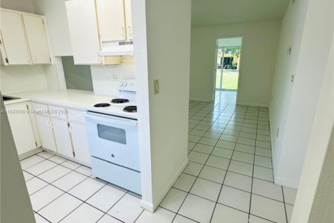 Condo in Miami Gardens, Florida, 1 bedroom  № 1811445 - photo 2