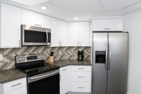 Condominio en alquiler en Miami Beach, Florida, 2 dormitorios, 84.36 m2 № 1879009 - foto 2