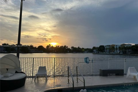 Condominio en alquiler en Miami Beach, Florida, 2 dormitorios, 84.36 m2 № 1879009 - foto 10