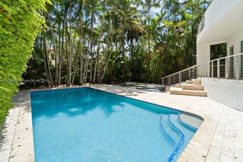 House in Miami Beach, Florida 4 bedrooms, 395.39 sq.m. № 1823642 - photo 16
