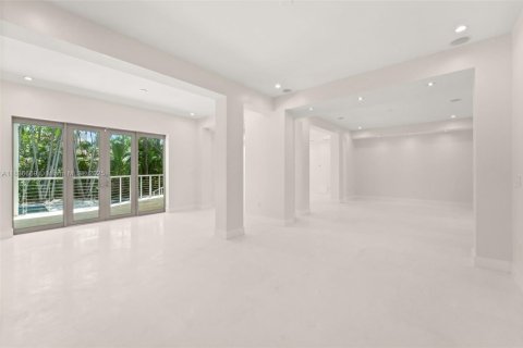 House in Miami Beach, Florida 4 bedrooms, 395.39 sq.m. № 1823642 - photo 11