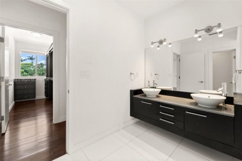 House in Miami Beach, Florida 4 bedrooms, 395.39 sq.m. № 1823642 - photo 22