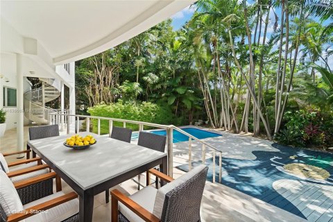 House in Miami Beach, Florida 4 bedrooms, 395.39 sq.m. № 1823642 - photo 15