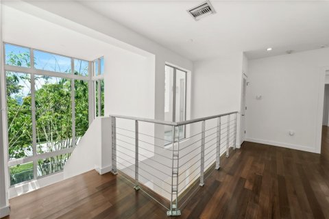House in Miami Beach, Florida 4 bedrooms, 395.39 sq.m. № 1823642 - photo 18
