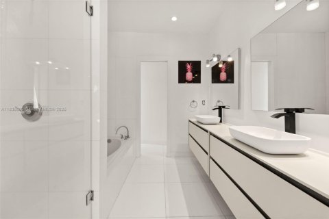 House in Miami Beach, Florida 4 bedrooms, 395.39 sq.m. № 1823642 - photo 27