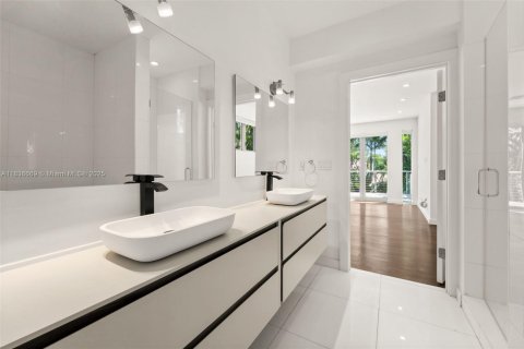 House in Miami Beach, Florida 4 bedrooms, 395.39 sq.m. № 1823642 - photo 28
