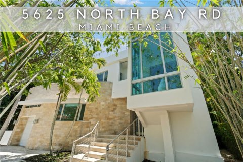 House in Miami Beach, Florida 4 bedrooms, 395.39 sq.m. № 1823642 - photo 1