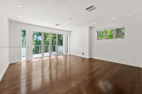 House in Miami Beach, Florida 4 bedrooms, 395.39 sq.m. № 1823642 - photo 24