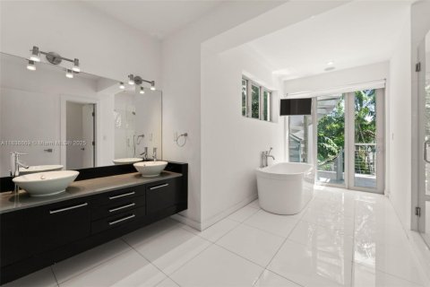 House in Miami Beach, Florida 4 bedrooms, 395.39 sq.m. № 1823642 - photo 21