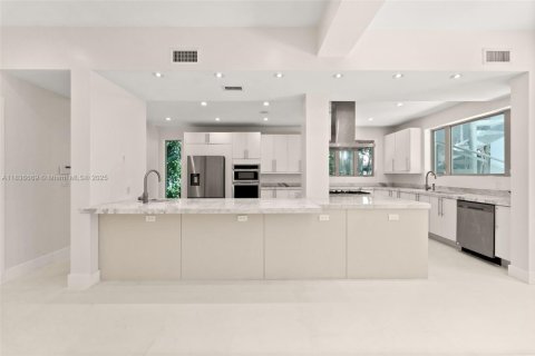 House in Miami Beach, Florida 4 bedrooms, 395.39 sq.m. № 1823642 - photo 7