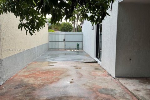 House in Miami Gardens, Florida 4 bedrooms, 142.23 sq.m. № 2189285 - photo 29