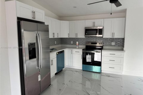 House in Miami Gardens, Florida 4 bedrooms, 142.23 sq.m. № 2189285 - photo 7
