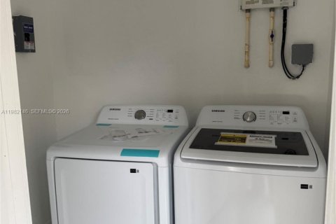House in Miami Gardens, Florida 4 bedrooms, 142.23 sq.m. № 2189285 - photo 8