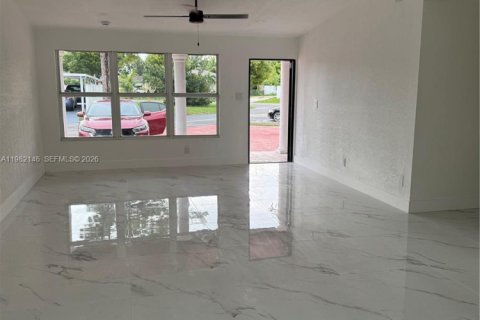 House in Miami Gardens, Florida 4 bedrooms, 142.23 sq.m. № 2189285 - photo 4