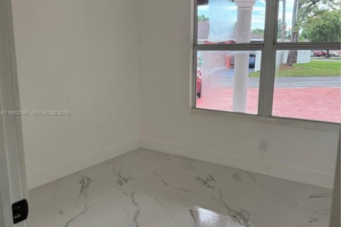 House in Miami Gardens, Florida 4 bedrooms, 142.23 sq.m. № 2189285 - photo 11