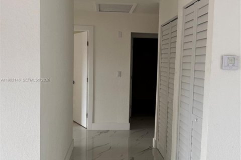 House in Miami Gardens, Florida 4 bedrooms, 142.23 sq.m. № 2189285 - photo 9
