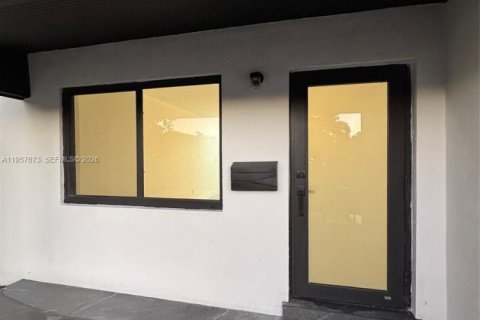 Casa en venta en Miami, Florida, 3 dormitorios, 88.26 m2 № 2011356 - foto 2