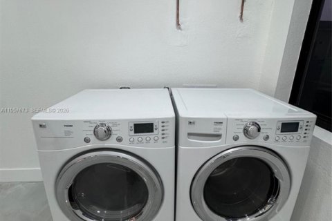 Casa en venta en Miami, Florida, 3 dormitorios, 88.26 m2 № 2011356 - foto 15