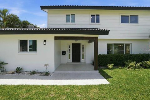 House in Saint Petersburg, Florida 5 bedrooms, 268.3 sq.m. № 2363142