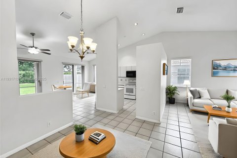 House in Weston, Florida 3 bedrooms, 142.33 sq.m. № 1990245 - photo 5