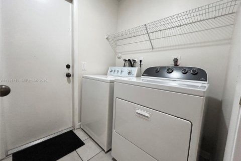 House in Weston, Florida 3 bedrooms, 142.33 sq.m. № 1990245 - photo 16