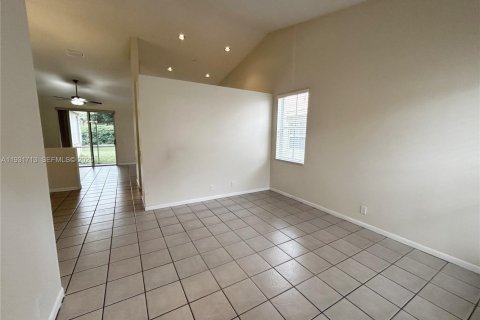 House in Weston, Florida 3 bedrooms, 142.33 sq.m. № 1990245 - photo 10