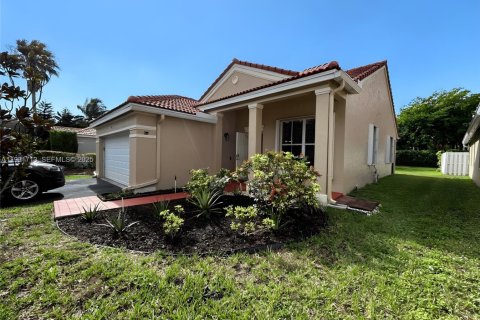 House in Weston, Florida 3 bedrooms, 142.33 sq.m. № 1990245 - photo 2