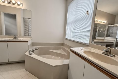 House in Weston, Florida 3 bedrooms, 142.33 sq.m. № 1990245 - photo 12