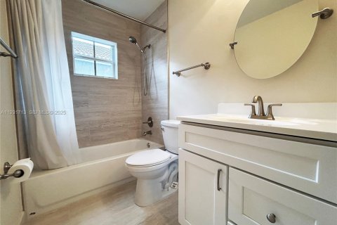 House in Weston, Florida 3 bedrooms, 142.33 sq.m. № 1990245 - photo 14