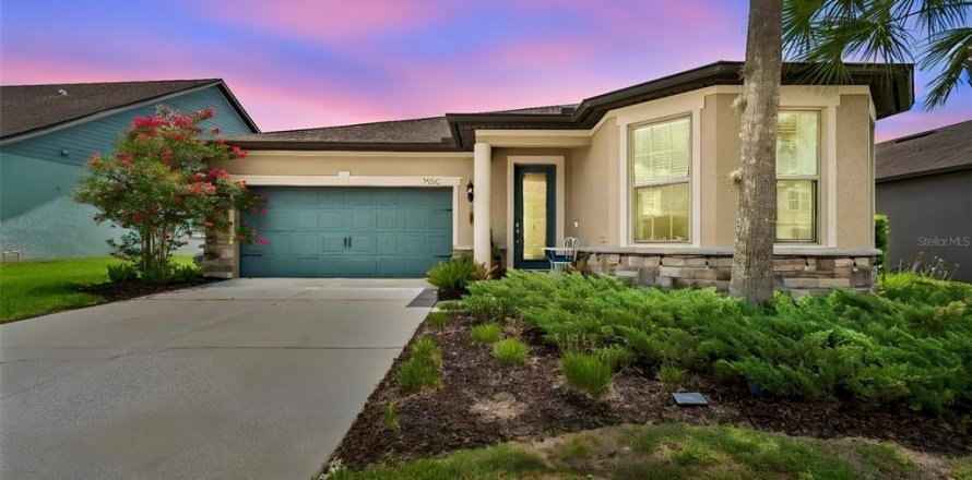 House in Wesley Chapel, Florida 3 bedrooms, 159.98 sq.m. № 2155788