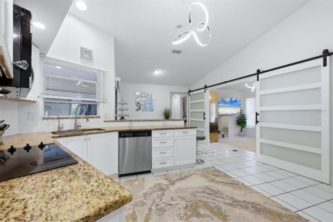 House in Sarasota, Florida 3 bedrooms, 199.74 sq.m. № 2420300 - photo 14