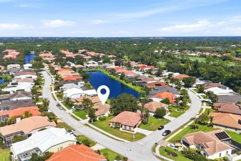 House in Sarasota, Florida 3 bedrooms, 199.74 sq.m. № 2420300 - photo 2