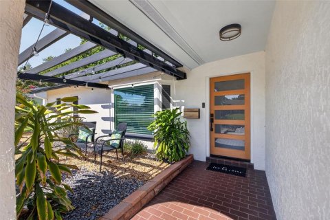 House in Saint Petersburg, Florida 3 bedrooms, 157.28 sq.m. № 2151622 - photo 4