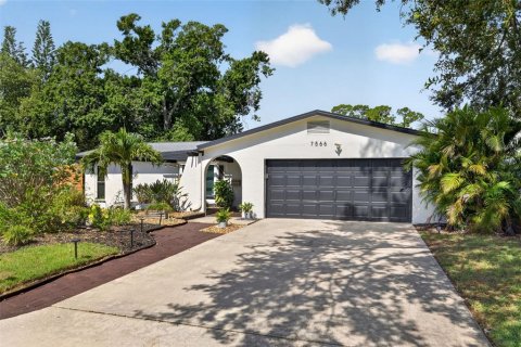 House in Saint Petersburg, Florida 3 bedrooms, 157.28 sq.m. № 2151622 - photo 2