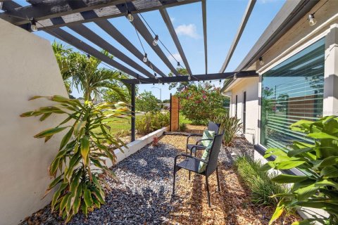 House in Saint Petersburg, Florida 3 bedrooms, 157.28 sq.m. № 2151622 - photo 3