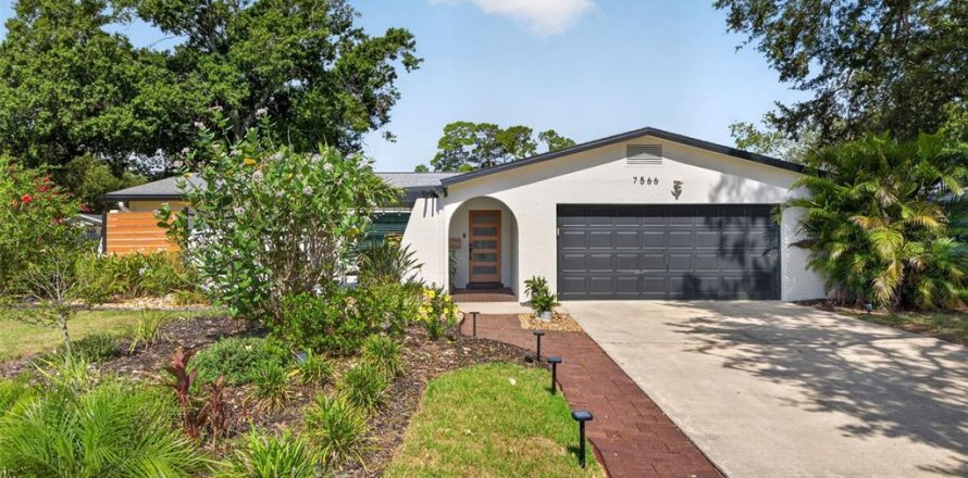 House in Saint Petersburg, Florida 3 bedrooms, 157.28 sq.m. № 2151622