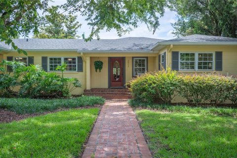 House in Lakeland, Florida 4 bedrooms, 284.93 sq.m. № 2147971 - photo 2