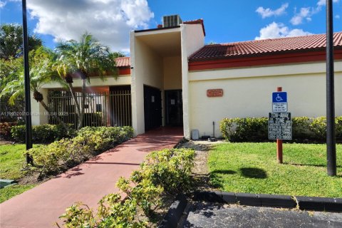 Снять в аренду кондоминиум в Майами, Флорида 3 спальни, 115.2м2, № 1954443 - фото 2