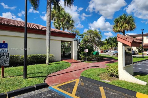 Снять в аренду кондоминиум в Майами, Флорида 3 спальни, 115.2м2, № 1954443 - фото 1