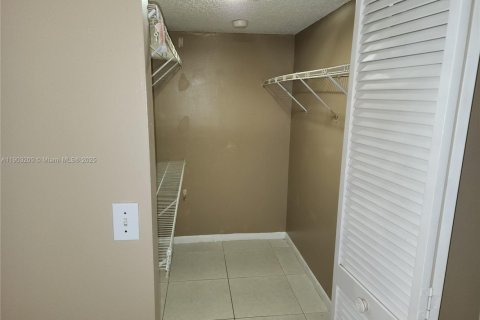 Снять в аренду кондоминиум в Майами, Флорида 3 спальни, 115.2м2, № 1954443 - фото 12