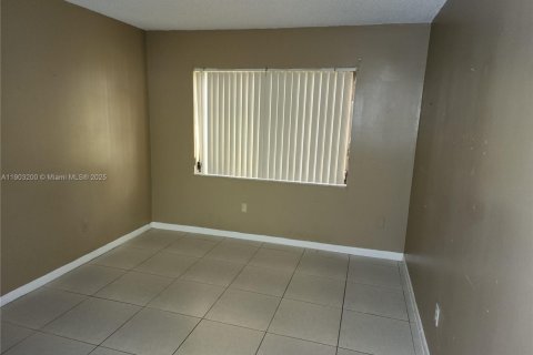 Снять в аренду кондоминиум в Майами, Флорида 3 спальни, 115.2м2, № 1954443 - фото 9