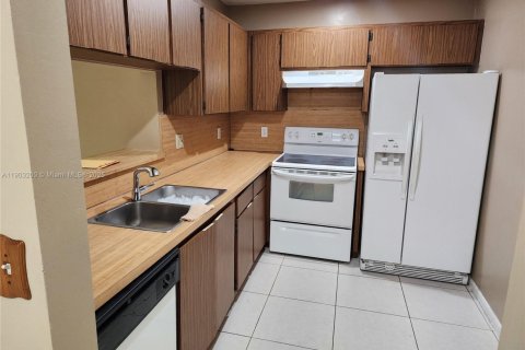 Снять в аренду кондоминиум в Майами, Флорида 3 спальни, 115.2м2, № 1954443 - фото 17