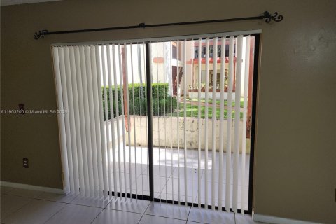 Снять в аренду кондоминиум в Майами, Флорида 3 спальни, 115.2м2, № 1954443 - фото 7