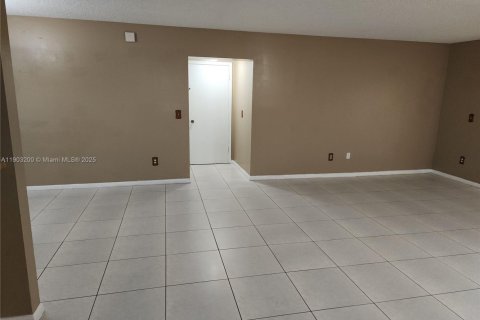 Снять в аренду кондоминиум в Майами, Флорида 3 спальни, 115.2м2, № 1954443 - фото 8